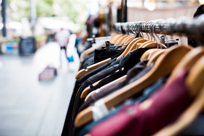 magasin-ST MARTIN D ENTRAUNES-min_blur_close_up_focus_hanger_jacket_market_people_rack-1176303
