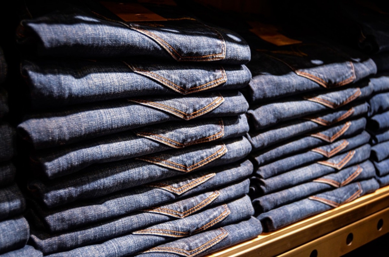 magasin-ST MARTIN D ENTRAUNES-min_jeans_pants_blue_shop_shopping_shelf_exhibition_buy-940702