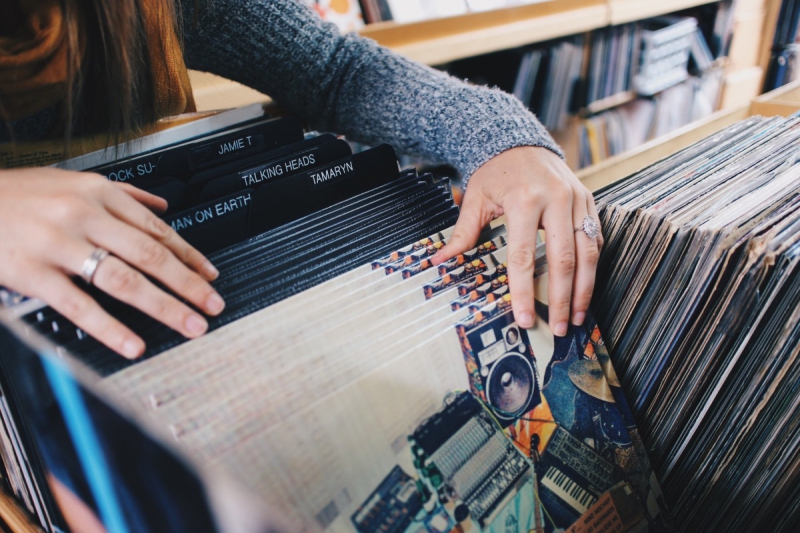 magasin-ST MARTIN D ENTRAUNES-min_vinyl_records_store_shopping_retro_music_audio_album_rock-684576
